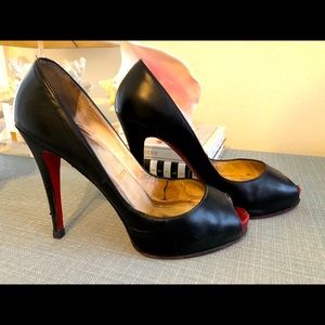 Classic Christian Louboutin Prive Peep Toe Pump
